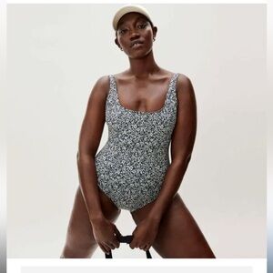 Everlane Womens size XS Navy Floral The Square Neck One Piece Prairie Boho Swim